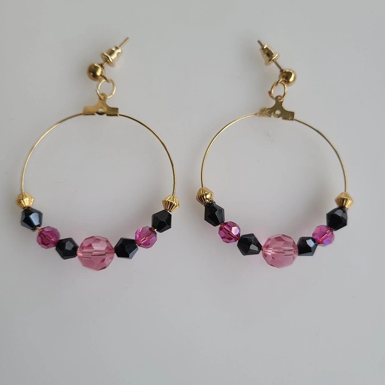 Créoles acier inoxydable dorées avec perles swarovsky fuchsia